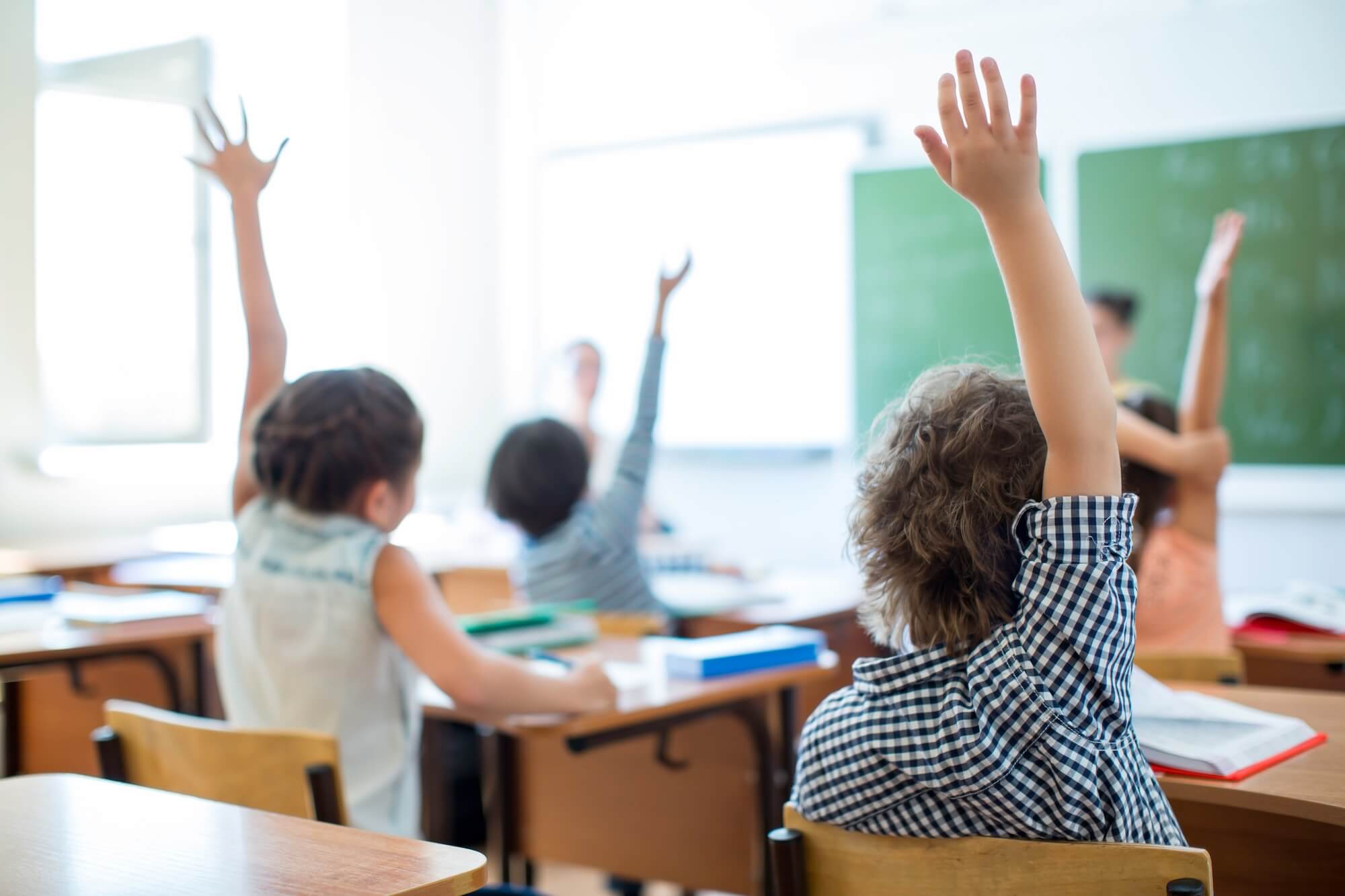 Comparatif des solutions de ventilation pour établissements scolaires : simple-flux vs double-flux décentralisée