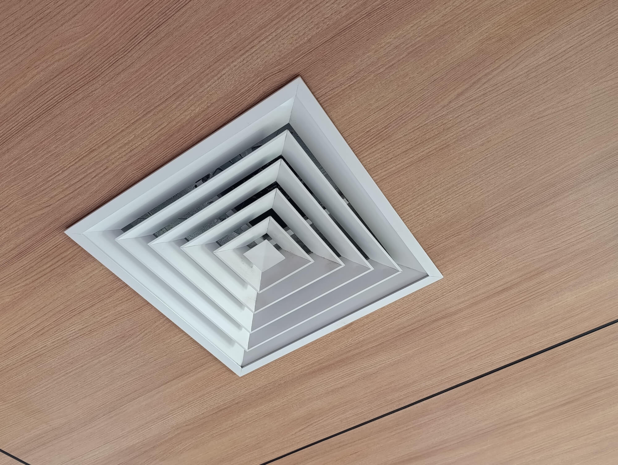 Extracteur d&rsquo;air : quand le ponctuel suffit, quand la VMC s&rsquo;impose